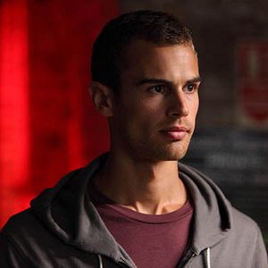 Foto Theo James