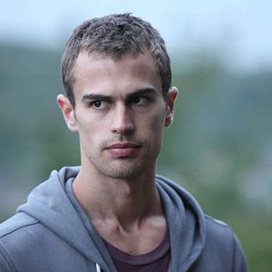 Foto Theo James