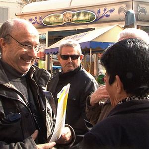 Foto Mains Brunes sur la ville