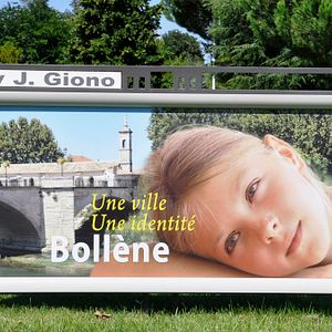 Foto Mains Brunes sur la ville