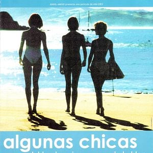 Foto Algunas chicas doblan las piernas cuando hablan