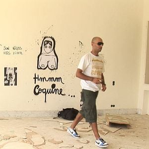 Foto Murs blancs, peuple muet