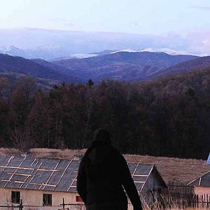 Foto Más allá de las colinas