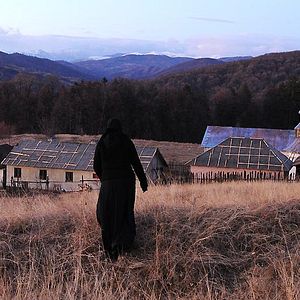 Foto Más allá de las colinas