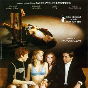 Foto Gotas de agua sobre piedras calientes