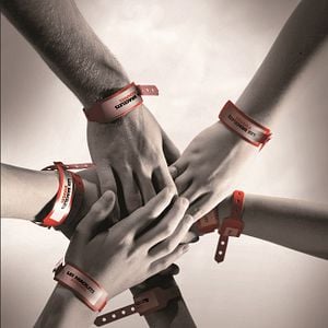 Foto Pulseras rojas
