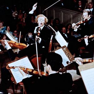 Foto El gran rubio con un zapato negro