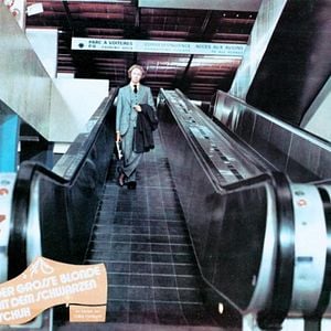 Foto El gran rubio con un zapato negro