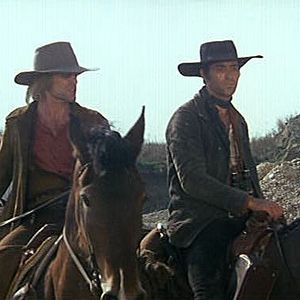 Foto Reza el muerto, mata el vivo