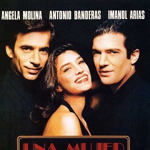 Foto Una mujer bajo la lluvia