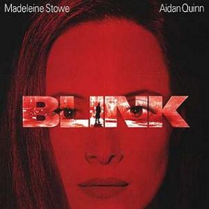 Foto Sola en la penumbra