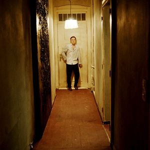 Foto Die Frau hinter der Wand