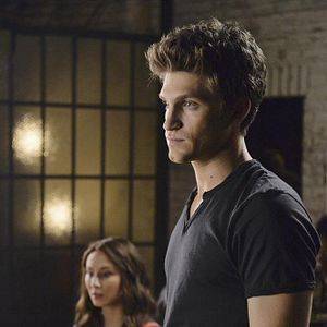 Foto Troian Bellisario