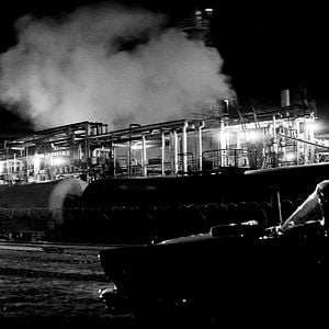 Foto Una chica vuelve a casa sola de noche