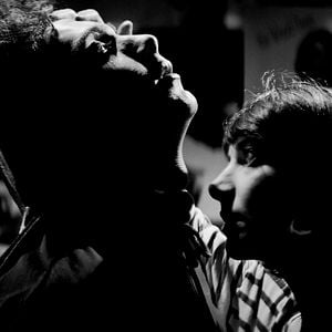 Foto Una chica vuelve a casa sola de noche