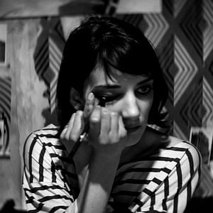 Foto Una chica vuelve a casa sola de noche