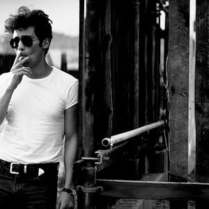 Foto Una chica vuelve a casa sola de noche