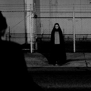 Foto Una chica vuelve a casa sola de noche