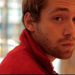 Foto Boy Eating the Bird's Food