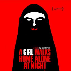 Foto Una chica vuelve a casa sola de noche