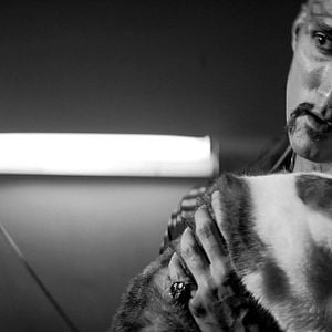 Foto Una chica vuelve a casa sola de noche