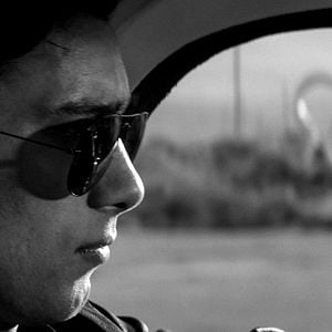 Foto Una chica vuelve a casa sola de noche