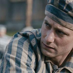 Foto Desnudo entre lobos