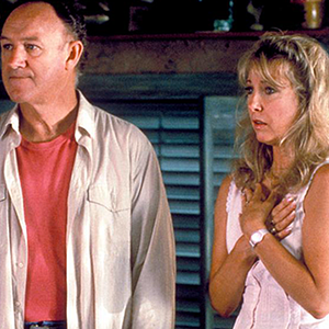 Foto Luna llena en agua azul