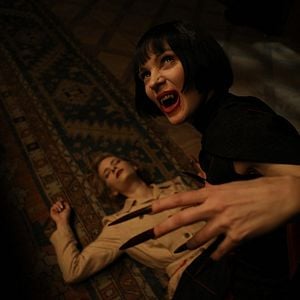 Foto Der Vampir auf der Couch