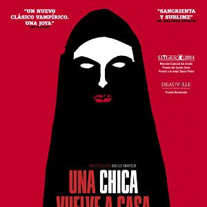 Foto Una chica vuelve a casa sola de noche