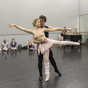 Foto Flores en el ático 2: Pétalos al viento