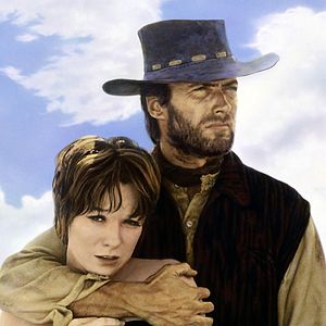 Foto Dos mulas y una mujer