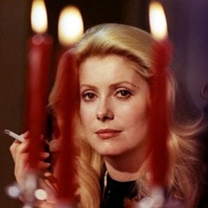 Foto La mujer con botas rojas