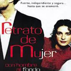 Foto Retrato de mujer con hombre al fondo