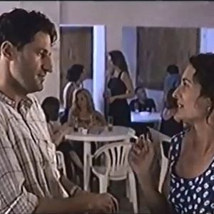 Foto Retrato de mujer con hombre al fondo