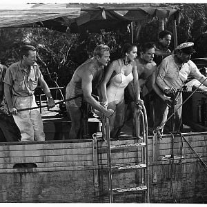 Foto La mujer y el monstruo