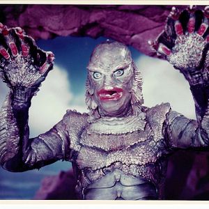 Foto La mujer y el monstruo