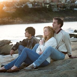 Foto Holding The Man