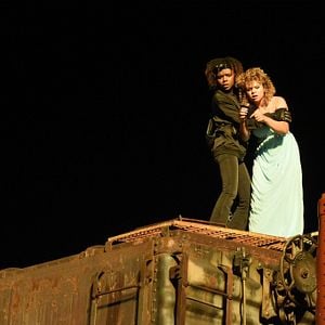 Deidra y Laney asaltan un tren - Película 2017