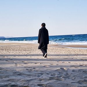 Foto En la playa sola de noche