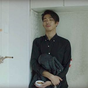 Foto An Elephant Sitting Still