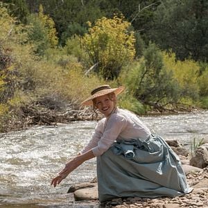 Foto Woman Walks Ahead