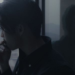 Foto An Elephant Sitting Still