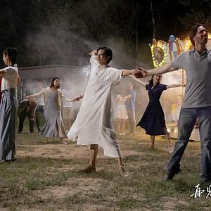 Foto Un perro ladrando a la luna