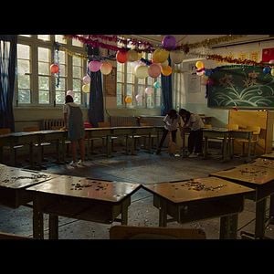 Foto Un perro ladrando a la luna