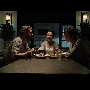 Foto Un perro ladrando a la luna