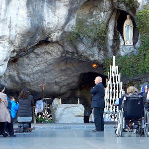 Foto Hospitalarios, las manos de la Virgen