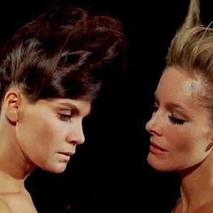 Foto Una lagartija con piel de mujer