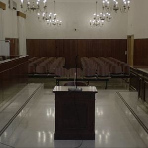 Foto Bajo Escucha. El Acusado