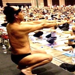 Foto Bikram: Yogui, gurú, depredador